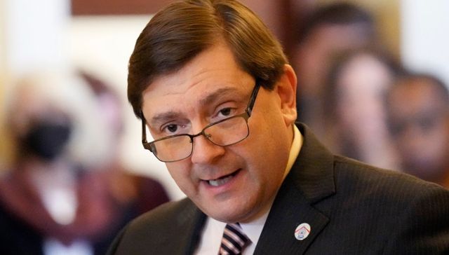 Populist Maine Senate hopeful touts endorsements from lobbyists